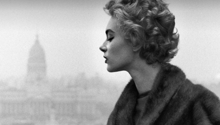 Mujer con pelo corto y abrigo de piel