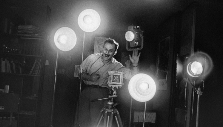 Hombre con luces y cámaras fotográficas