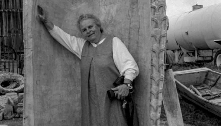 Mariana Yampolsky en el astillero de las "Chalupas" (góndolas) de Xochimilco. S/f. 