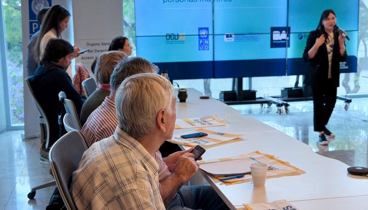 Encuentro sobre acceso a la información y transparencia con personas mayores en Casa de Gobierno