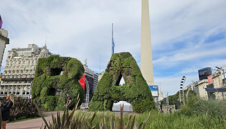 Obelisco y letras gigantes B A cubiertas por plantas