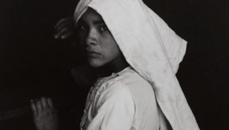 Mujer con paño cubriendo la cabeza