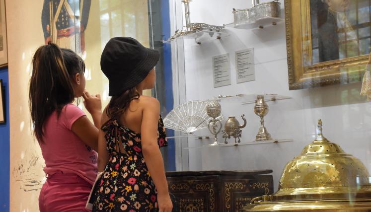 Imagen de dos niñas observando una vitrina del museo
