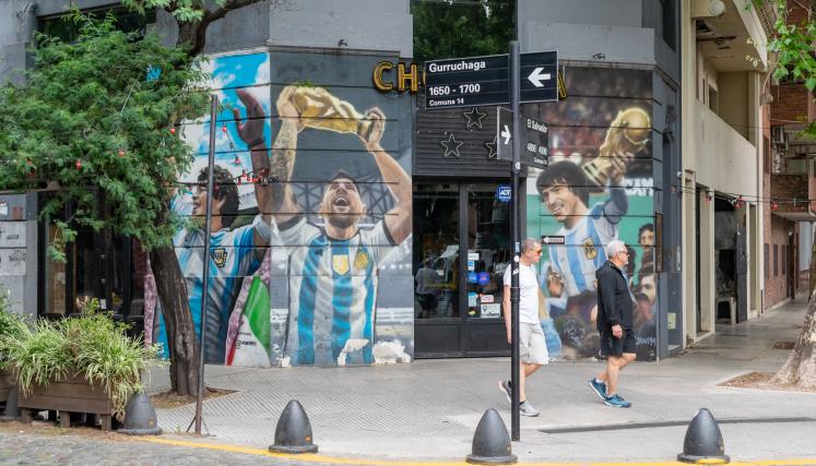 Mural de jugadores de futbol con copas