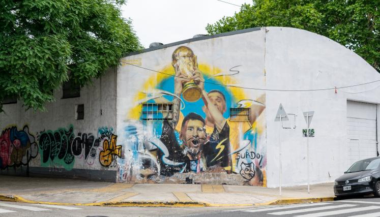 Mural de Messi con copa en la mano