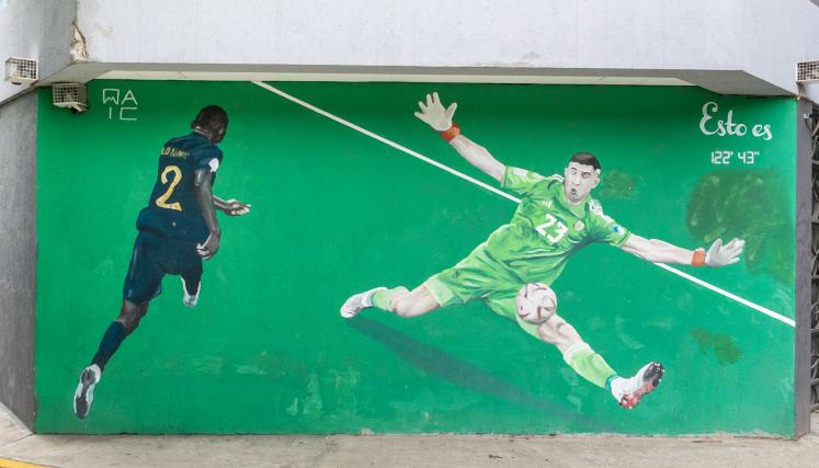 Mural de un jugador pateando y otro atajando