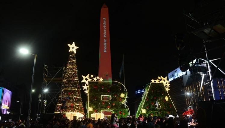 Arbolito navideño y letras BA iluminadas en el Obelisco