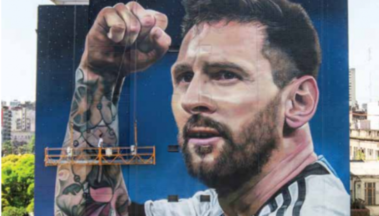Mural de Messi con la mano levantada en forma de puño