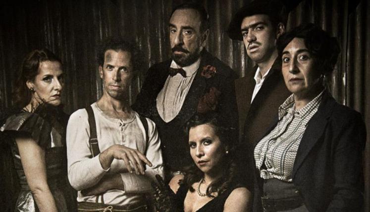 Seis personas vestidas de época