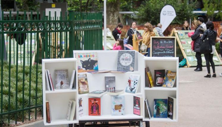 Carrito con libros en plaza