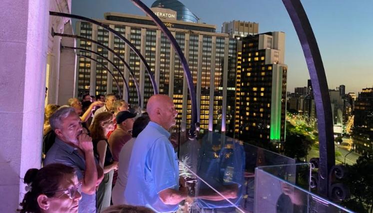 Personas mirando la ciudad en altura