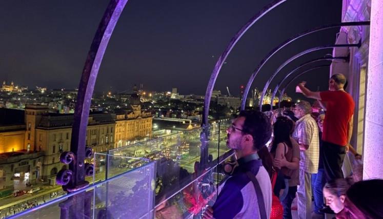 Personas mirando la ciudad en altura