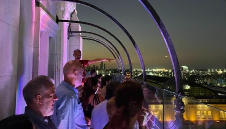 Personas mirando la ciudad en altura