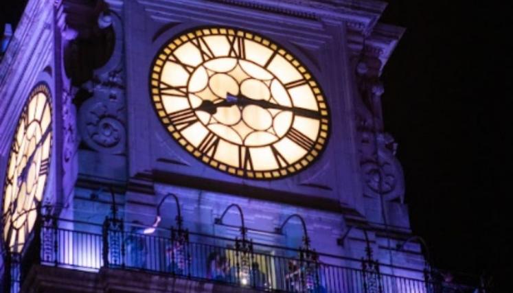 Reloj de la torre iluminado de noche