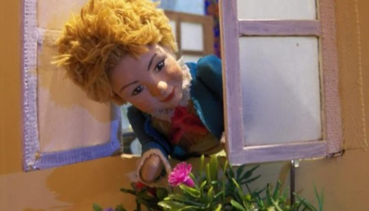 Muñeco asomándose por la ventana