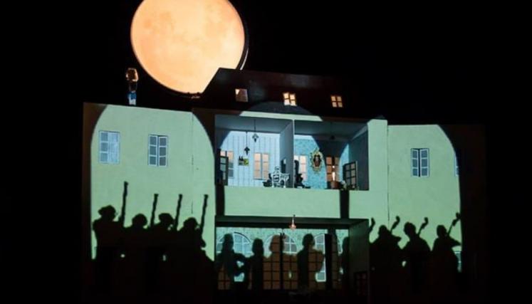 Sombras de músicos en la fachada de una casa