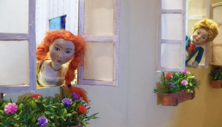 Dos muñecos asomándose por ventanas