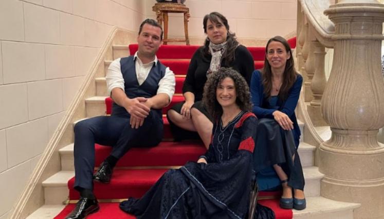 Cuatro personas sentadas en una escalera