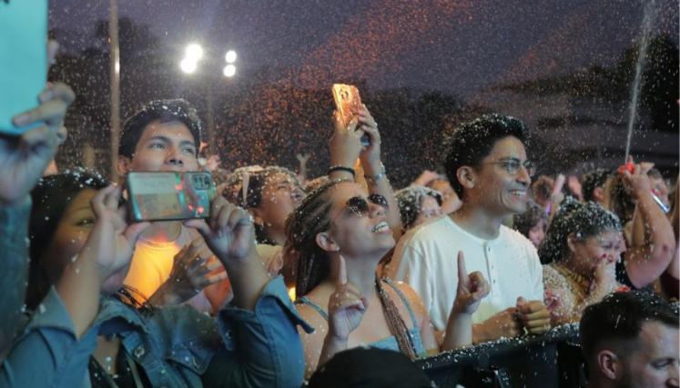 Personas viendo un show con agua nieve