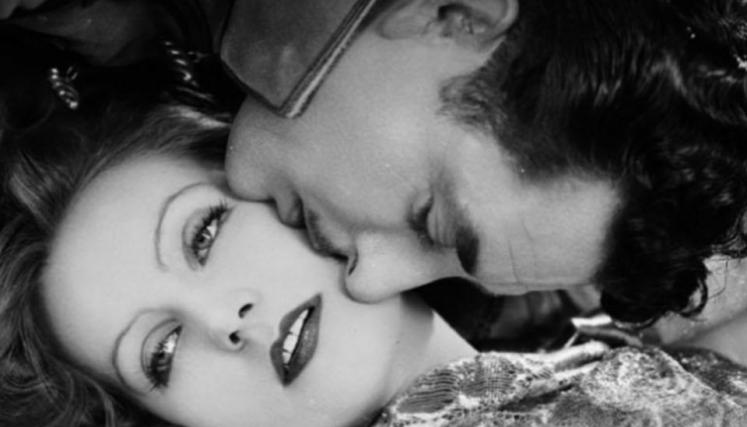 Hombre besando a mujer