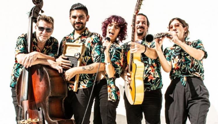 Cinco personas con instrumentos musicales