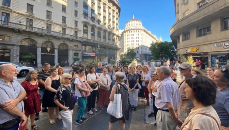 Grupo de personas con guía caminando por la calle