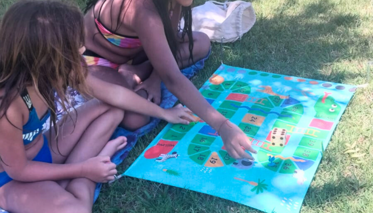 Niñas jugando en el pasto 