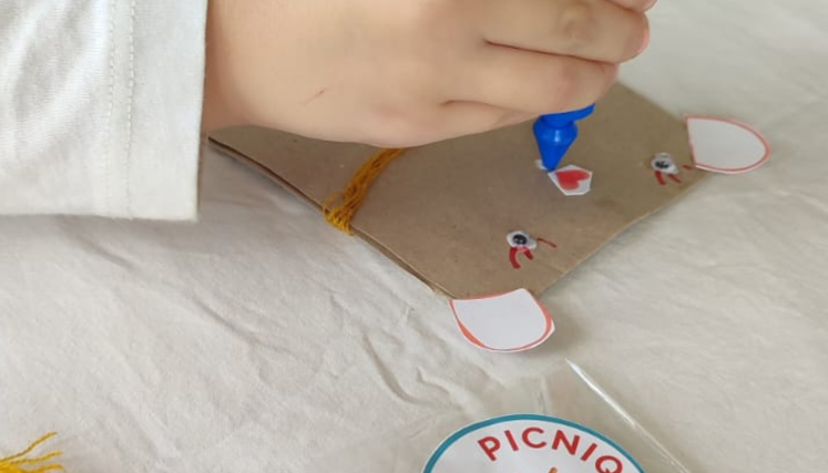 Bolsa de papel siendo decorada