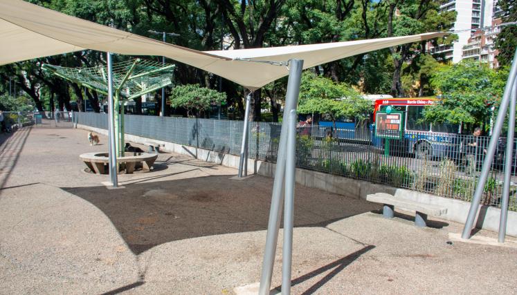 Espacio de sombra en canil de Barrancas de Belgrano