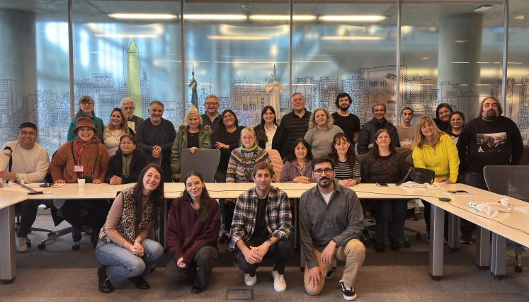 Grupo de personas posando para una foto