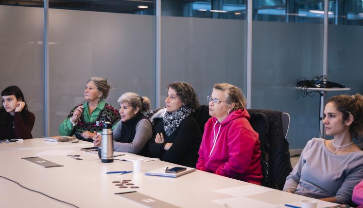 mujeres emprendedoras debaten en una capacitación sobre IA