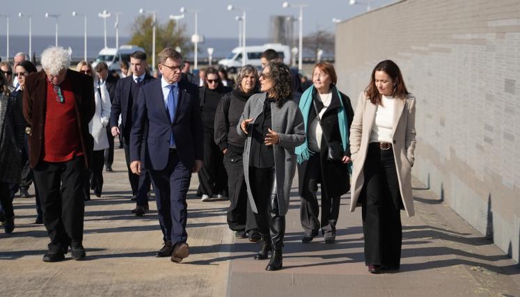visita del ministro de asuntos exteriores de Alemania al parque de la memoria