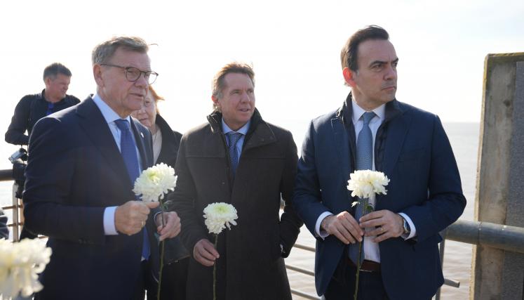 visita del ministro de asuntos exteriores de Alemania al parque de la memoria