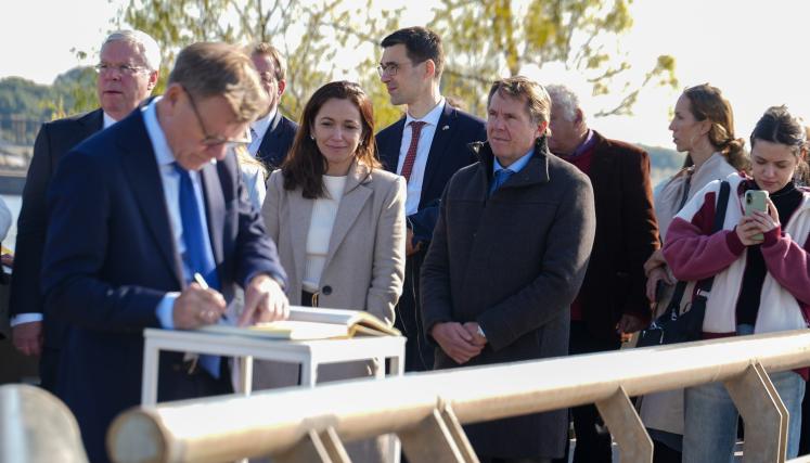 visita del ministro de asuntos exteriores de Alemania al parque de la memoria