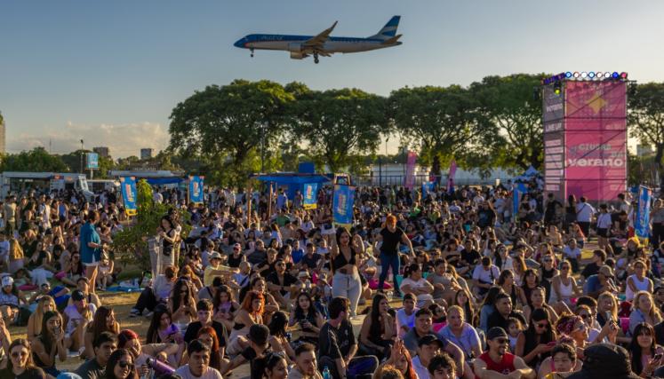MUCHIS JOVENES DISFRUTAN AL AIRE LIBRE DEL FESTIVAL CIUDAD JOVEN