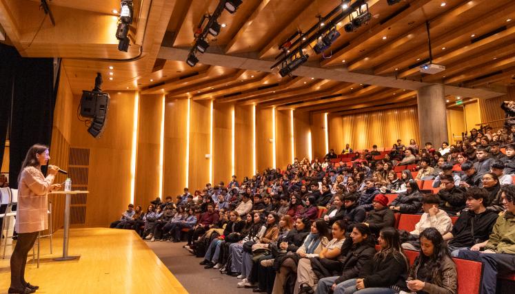 Jóvenes en charla en auditorio
