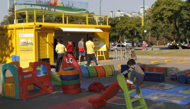 En las Estaciones Saludables el vecino puede realizarse un chequeo básico, recibir consejería nutricional, realizar actividad física  y hasta afiliarse a Cobertura porteña de salud.