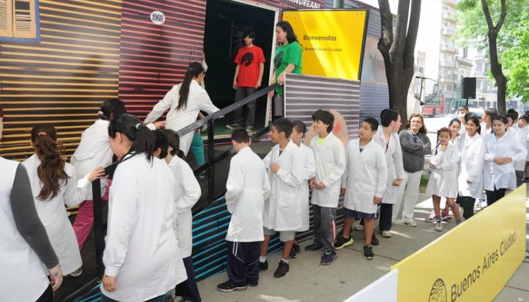 El jefe de Gobierno porteño, Mauricio Macri, inauguró una muestra itinerante que recorrerá las escuelas de la Ciudad exhibiendo obras de Quinquela Martín.