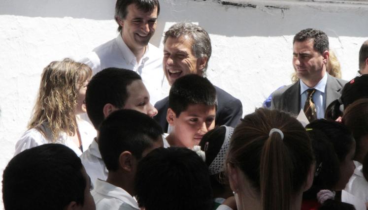 El jefe de Gobierno porteño, Mauricio Macri, inauguró una muestra itinerante que recorrerá las escuelas de la Ciudad exhibiendo obras de Quinquela Martín. Foto: Mariana Sapriza/GCBA.