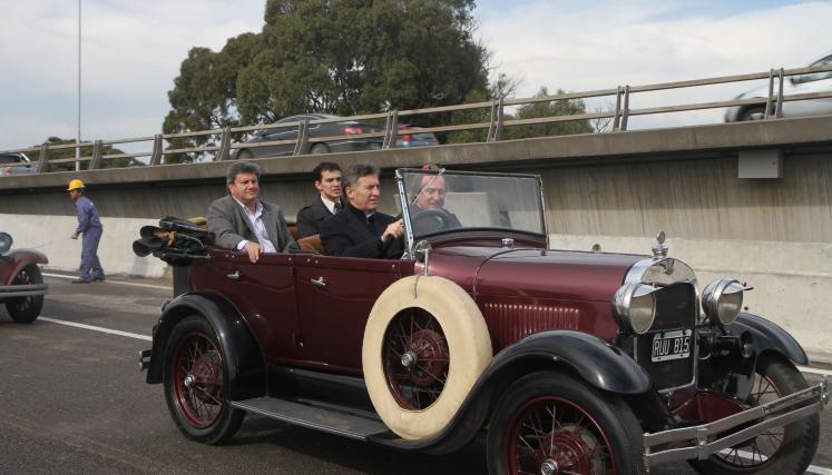 El jefe de Gobierno porteño, Mauricio Macri, dejó inaugurado hoy un nuevo tramo de la Autopista Illia, mano al Norte. El acto tuvo lugar en la nueva bajada de la autopista, en la Avenida Sarmiento, donde Macri estuvo acompañado por la vicejefe de Gobierno, María Eugenia Vidal; el jefe de Gabinete, Horacio Rodríguez Larreta; los ministros de Desarrollo Urbano, Daniel Chain, y de Ambiente y Espacio Público, Diego Santilli, y el titular de AUSA, Gustavo Matta y Trejo. Foto: Matías Repetto Bonpland-gv/GCBA
