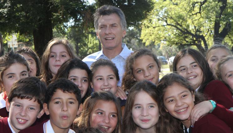 Macri posa junto a estudiantes en la presentación de las estaciones saludables