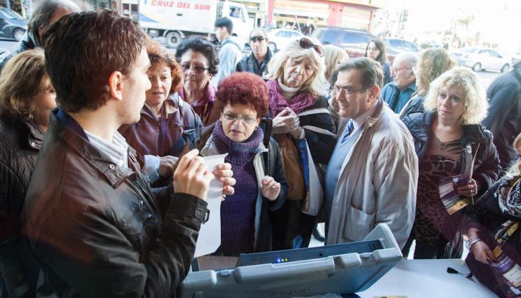 La Ciudad realiza una capacitación masiva para el uso de la Boleta Única Electrónica en sus Centros de Consulta. Foto: Estrella Herrera/GCBA.