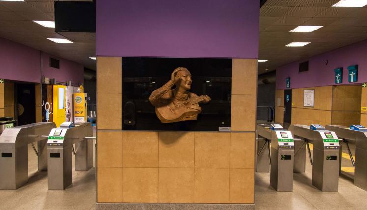 Homenaje a Hugo del Carril por Antonio Pujía en la estación San Pedrito