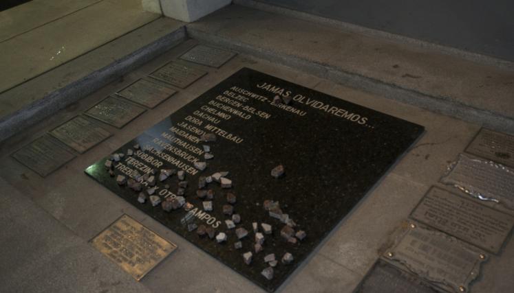 Placa del Museo del Holocausto en los que funcionaron los campos de concentración. 