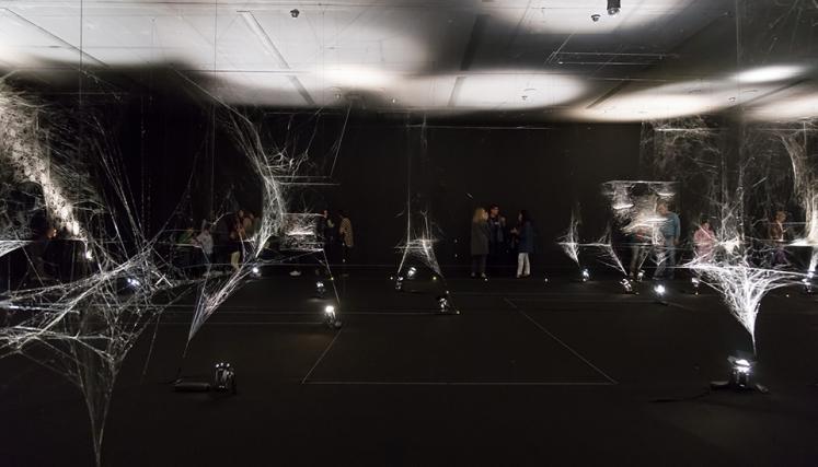 Tomás Saraceno. Cómo atrapar el universo en una telaraña. Foto del Museo de Arte Moderno.