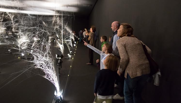 Tomás Saraceno. Cómo atrapar el universo en una telaraña. Foto del Museo de Arte Moderno.