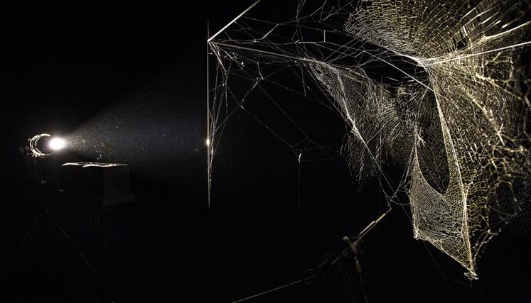 Tomás Saraceno. Cómo atrapar el universo en una telaraña. Foto del Studio Tomás Saraceno.