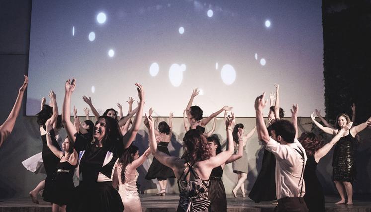 Bailemos en el hall. Foto del Complejo Teatral de Buenos Aires.  