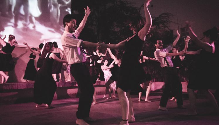 Bailemos en el hall. Foto del Complejo Teatral de Buenos Aires.  