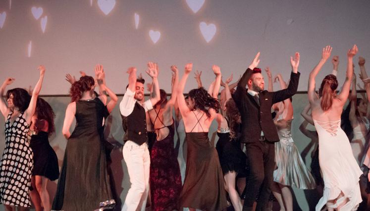 Bailemos en el hall. Foto del Complejo Teatral de Buenos Aires.  
